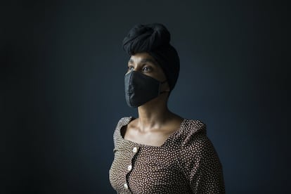 <p>Retrato de Maria Victoria Ferreras, de 42 años, doctora en la Clínica Gómez Patiño de Santo Domingo. En República Dominicana, en el sector de salud y asistencia social trabajan 353 mujeres por cada 100 hombres y esta rama de actividad representa el 7% de la ocupación total femenina.</p>
<p>Las mujeres se situaron, por tanto, en la primera línea de contagio, pero también de respuesta a la salud, quedando la atención sanitaria profesional mayoritariamente en las manos de ellas.</p>