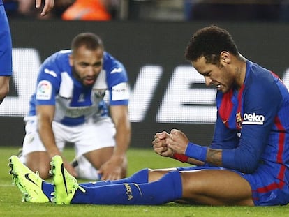 Neymar celebra el penalti provocado al Legan&eacute;s el s&aacute;bado.