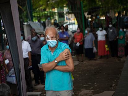 Un hombre sale de recibir la primera dosis de Pfizer en Colombo (Sri Lanka).