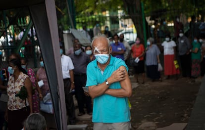 Un hombre sale de recibir la primera dosis de Pfizer en Colombo (Sri Lanka).