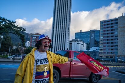 Un seguidor de Gustavo Petro festeja su pase a la segunda vuelta de las elecciones presidenciales en Bogotá, Colombia, este domingo 29 de mayo de 2022.
