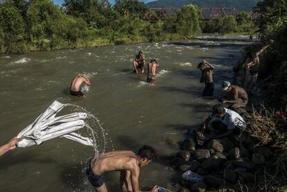 Los migrantes, ante el desgaste físico, tomaron un descanso y decidieron bañarse tras tres días sin poder hacerlo.