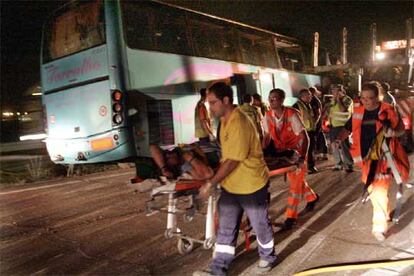 Los servicios sanitarios retiran en camilla al conductor del autobús en Moncofa.