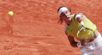 Nadal saca frente a Federer en la final del Master Series de Montecarlo 2006. El suizo alzó el título.