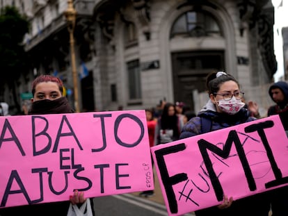 Argentina: Manifestantes reclaman contra el acuerdo del Gobierno de Fernández con el FMI, en la Plaza de Mayo