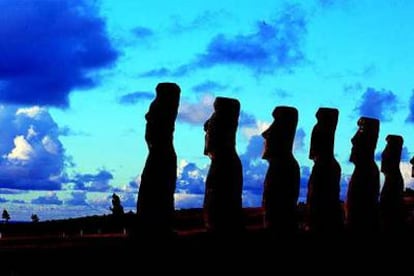 Un grupo de moais, estatuas de la isla de Pascua.