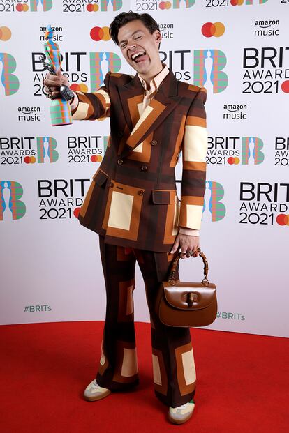 Harry Styles – Confiando de nuevo en su amigo Alessandro Michele, el británico deslumbró en los Brit Awards exhibiendo un traje de estampado psicodélico y estética setentera de la colección Gucci Aria, presentada con motivo del centenario de la casa italiana. Styles ha vuelto a reivindicar durante este año una masculinidad libre de prejuicios y alejada de lo heteronormativo, erigiéndose en un icono de la moda agender apareciendo con vestidos y faldas en editoriales de moda, alfombras rojas y conciertos.