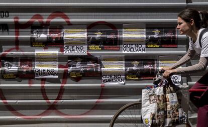 Carteles alusivos a los papeles de Bárcenas con motivo de la campaña electoral en una valla, este viernes, en Sevilla.