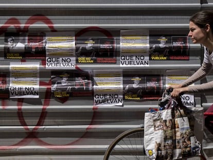 Carteles alusivos a los papeles de Bárcenas con motivo de la campaña electoral en una valla, este viernes, en Sevilla.