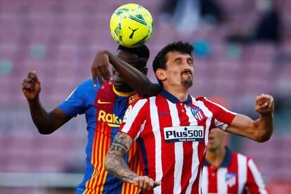 El jugador del Barcelona Ilaix Moriba (a la izquierda) pugna con Stefan Savic, del Atlético de Madrid.
