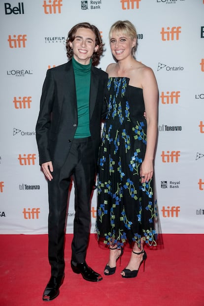 Casi simultáneamente estrenaba 'Lady Bird'. Solo un mes después del estreno de 'Call me by your name' llegaba a España otra cinta en la que aparecía el nombre de Timothée Chalamet: 'Lady Bird', dirigida por Greta Gerwig y con Saoirse Ronan como protagonista. En septiembre de 2017 el actor presentaba la película en el Festival de cine de Toronto todavía con un estilo incipiente: un traje de chaqueta y jersey verde de cuello alto que combinaba con unas botas de inspiración 'cowboy' con puntera metálica.