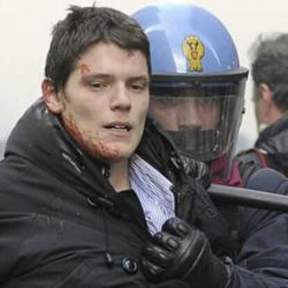 Policías arrestan a algunos de los participantes en una protesta contra el gobierno de Berlusconi