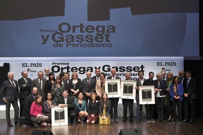 Los galardonados en la 36ª edición de los Ortega y Gasset posan en la ceremonia de entrega junto a los miembros del jurado, directivos del Grupo PRISA y asistentes a la gala. Desde la izquierda, de pie, Daniel Gavela, Carlos Yárnoz, Manuel Polanco, Mikel López Iturriaga, Priscila Hernández, Sheyla Urdaneta, Javier Melero, María Fabra, Alma Ariza, Javier Monzón, Manuel Mirat, Magdalena Valerio, Vincent West, Darío Arizmendi, Eduard Ponces, Agus Morales, Soledad Gallego-Díaz, José Guirao, María Teresa Fernández de la Vega, Margarita Robles, Ignacio Polanco y Alejandro Martínez Peón. Agachados, Gustavo Alemán, Inés Juste, Johanna Osorio, César Batiz, Elsy Torres, Elena Salgado y Zahara.