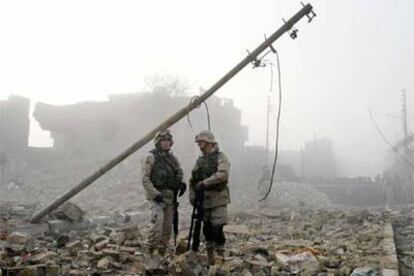 Dos soldados, sobre los restos de una casa pulverizada por una bomba durante la noche del miércoles en Bagdad.