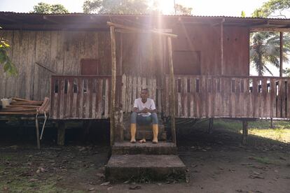 Sebastian González, sentado delante de la casa que perteneció a su abuelo, en la vereda de Pueblo Nuevo, cercana a Tumaco (Colombia), y donde están las tierras dedicadas al cacao de la familia. 