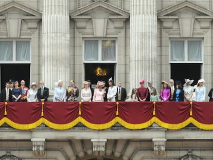 La familia real en el balc&oacute;n de palacio.