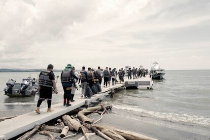 Migrantes suben a una embarcación rumbo a Panamá en Colombia, el 7 de octubre de 2023.