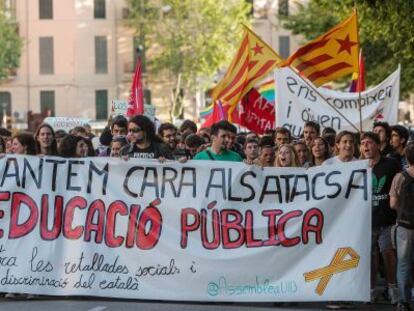 Los estudiantes protestan en Palma de Mallorca contra los recortes y la reforma ling&uuml;&iacute;stica en Baleares, en mayo de 2012.