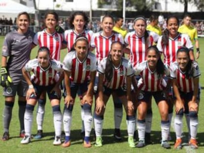 El plantel del Guadalajara durante un partido de liga.