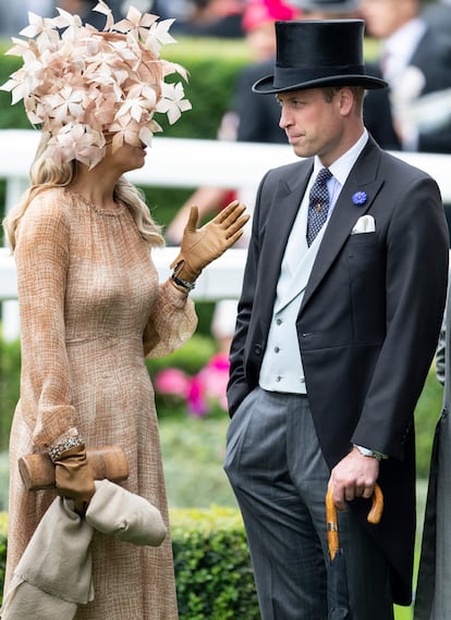 Detrás de ese gran tocado de flores está Máxima de Holanda charlando animadamente con el príncipe Guillermo. Máxima optó por un sencillo vestido de una de sus firmas favoritas:  Natan.