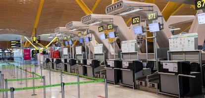 Vista de los mostradores para facturar en la terminal T4 del aeropuerto Adolfo Suárez de Madrid, gestionado por Aena.