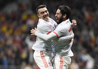 Isco celebra su triplete con Aspas.