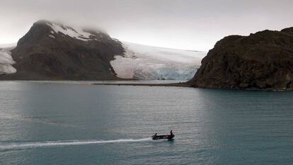 Una zódiac española navega por la costa de isla Livingston, en la península Antártica.
