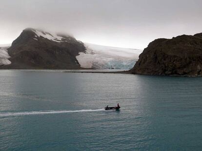Una zódiac española navega por la costa de isla Livingston, en la península Antártica.