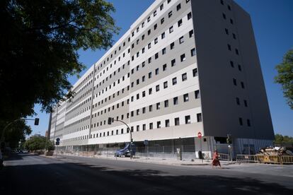 Residencia universitaria de 800 plazas en la avenida Ramón Carande de Sevilla, que provocó la tala de árboles al ocupar toda la parcela. 