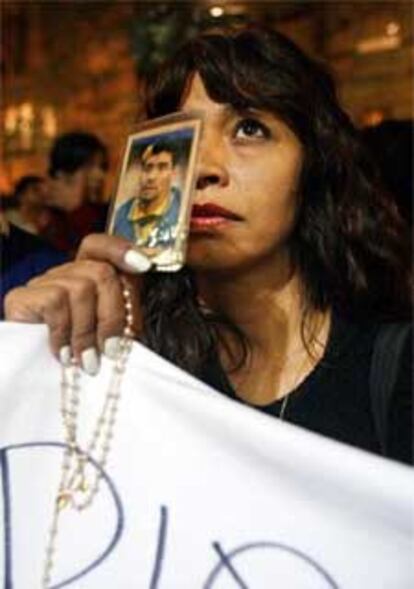 Seguidores de Maradona, concentrados a las puertas de la clínica para mostrar su cariño y apoyo al astro argentino.