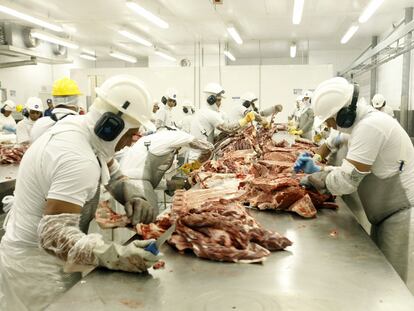 Linha de produção em frigorífico de Xinguara (PA).