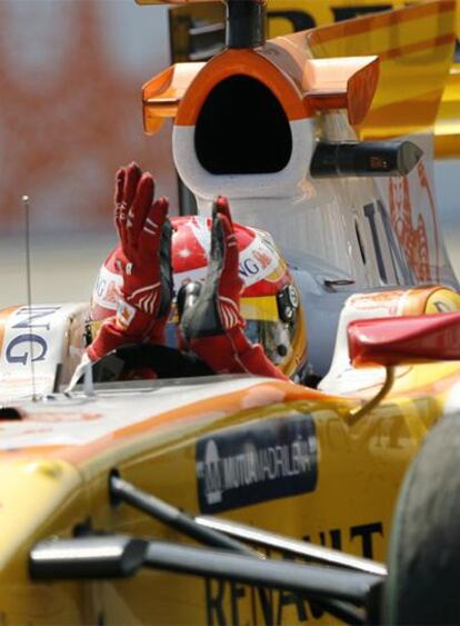 Fernando Alonso aplaude al público al término de la carrera.