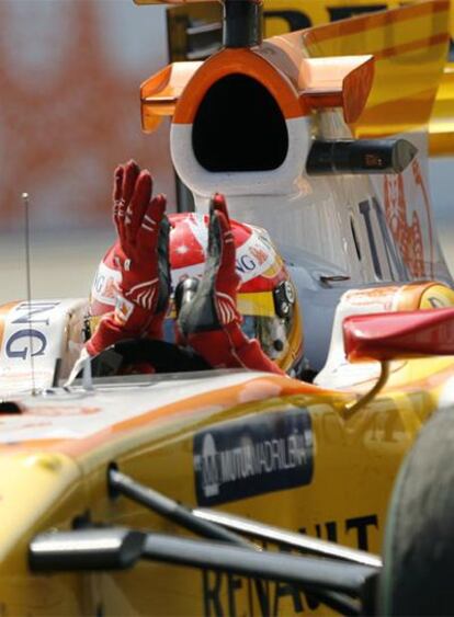 Fernando Alonso aplaude al público  al término de la carrera.