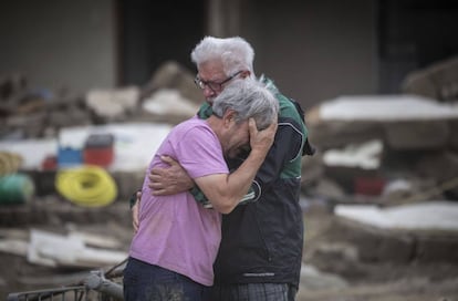 Dos hermanos se abrazan tras las inundaciones en Altenahr (Alemania).