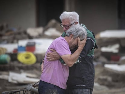 Dos hermanos se abrazan tras las inundaciones en Altenahr (Alemania).