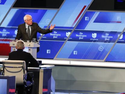 Los candidatos dem&oacute;cratas durante el debate. 
