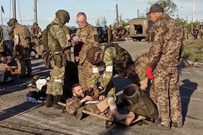Imagen de un vídeo difundido por el Servicio de Prensa del Ministerio de Defensa soldados rusos junto a soldados ucranios evacuados.
