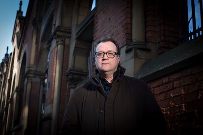 Russell T. Davies, en una calle de Manchester.