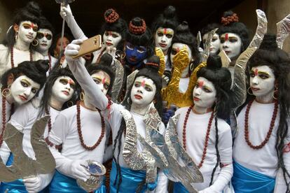 Escolares indias disfrazadas de la deidad hindú Shiva posan para un selfi antes de realizar su función escolar, en Amritsar (India).