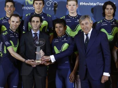 Jos&eacute; Mar&iacute;a &Aacute;lvarez-Pallete, presidente de Telef&oacute;nica, con los integrantes del Movistar Team en el d&iacute;a de ayer.