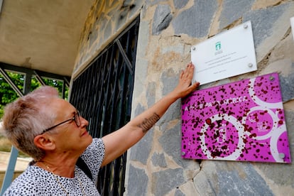 Marta Gonzálvez delante de una placa en memoria de su nieto Aitor en un parque público de Petrer.
