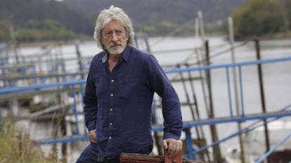 Benito Lertxundi posa junto a la ría de Orio, su localidad natal, en 2018.