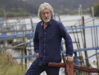 Benito Lertxundi posa junto a la ría de Orio, su localidad natal, en 2018.