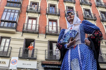Un maniquí vestido chulapa en el centro de Madrid. 