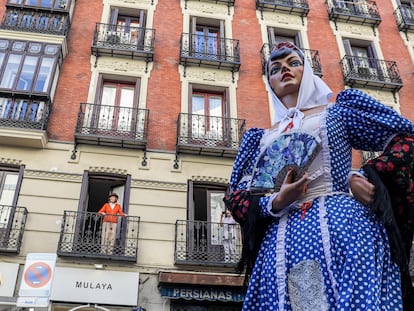 Un maniquí vestido chulapa en el centro de Madrid.