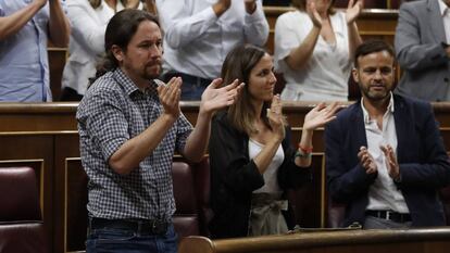 Pablo Iglesias aplaude, junto a su grupo parlamentario, el pasado martes en el Congreso de los Diputados.