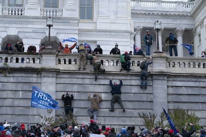 Los partidarios del presidente Donald Trump escalan el muro oeste del Capitolio de los Estados Unidos