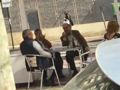 El magistrado Julián Pérez-Templado en un bar junto a Cosme Ruiz y a otra persona sin identificar.