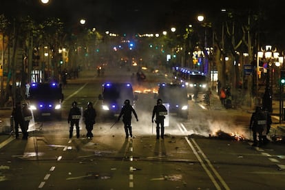 Varios miembros de los 'mossos', el martes en el paseo de Gràcia de Barcelona tras los incidentes producidos al finalizar la movilización convocada por los CDR.