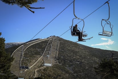 La estación de esquí de Navacerrada, cerca de Madrid, se encuentra de manera inusual sin nieve a comienzos de enero. Mientras España se abrasa en verano, los inviernos son cada vez más cálidos. Un estudio del Grupo de Meteorología de la Universidad de Cantabria (UC) “pone en cifras lo que hasta ahora no pasaba de ser un comentario repetido invierno tras invierno: cada año nieva menos en el norte de España, sea cual sea la altitud”. Concretamente, un 60% menos en invierno –ocho días– y un 50% menos en primavera –casi cuatro– que a principios de siglo. Así, los entre cinco y ocho millones de litros de nieve que caían en sus cumbres en los años sesenta y setenta se han reducido en la última década a 2,65.